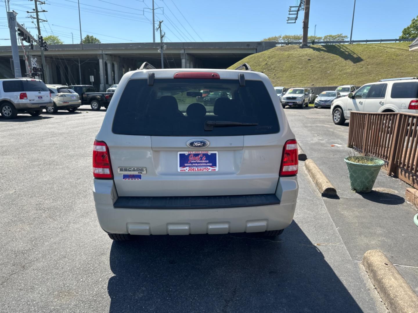 2008 WHITE Ford Escape XLT 2WD I4 (1FMCU03Z28K) with an 2.3L L4 DOHC 16V engine, 4-Speed Automatic Overdrive transmission, located at 5700 Curlew Drive, Norfolk, VA, 23502, (757) 455-6330, 36.841885, -76.209412 - Photo#4